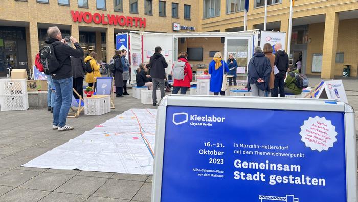 A board annoncing a community event