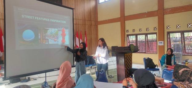 Two persons presenting a slideshow