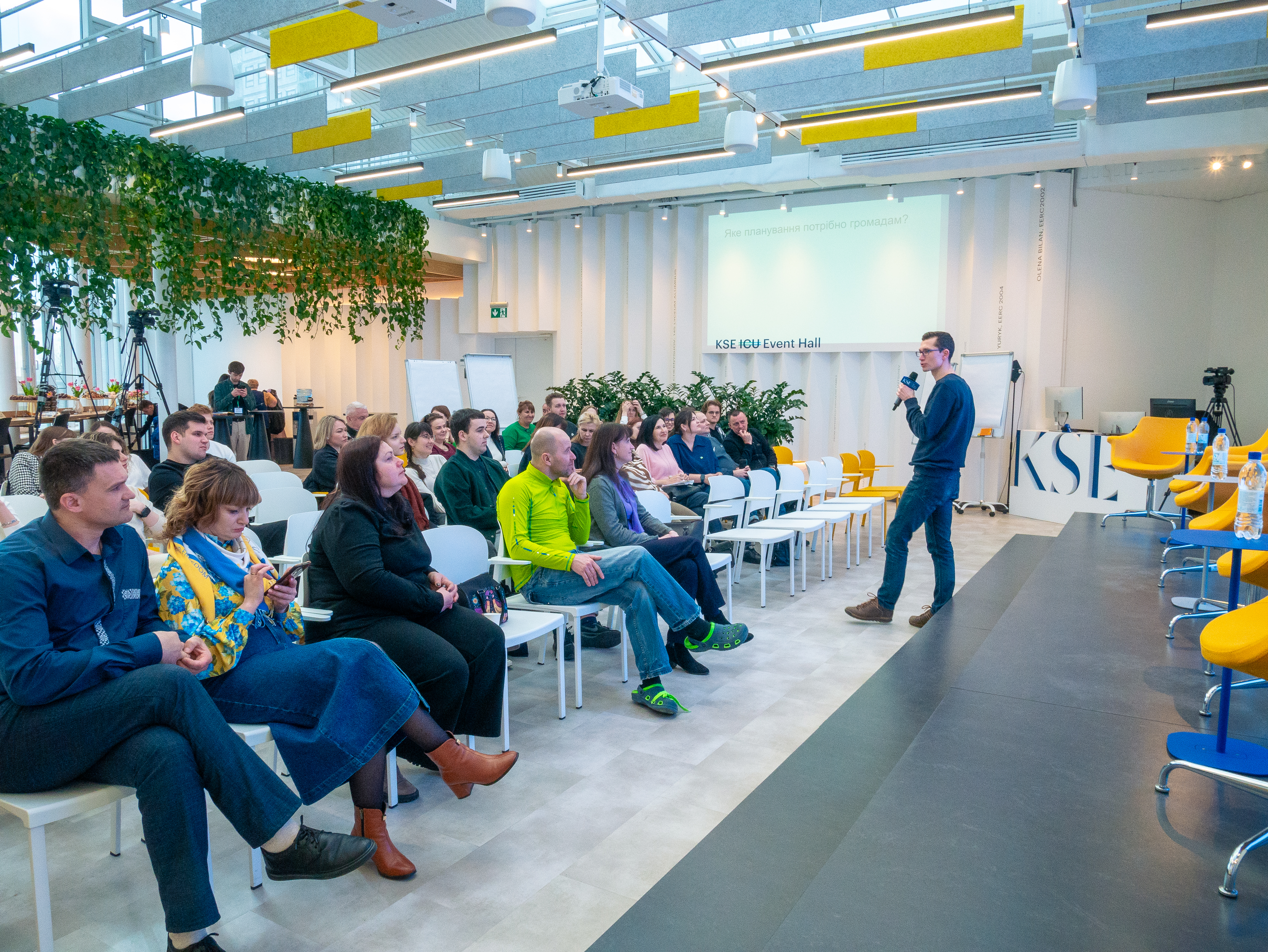 Participants working on AI scenarios for Ukrainian towns
